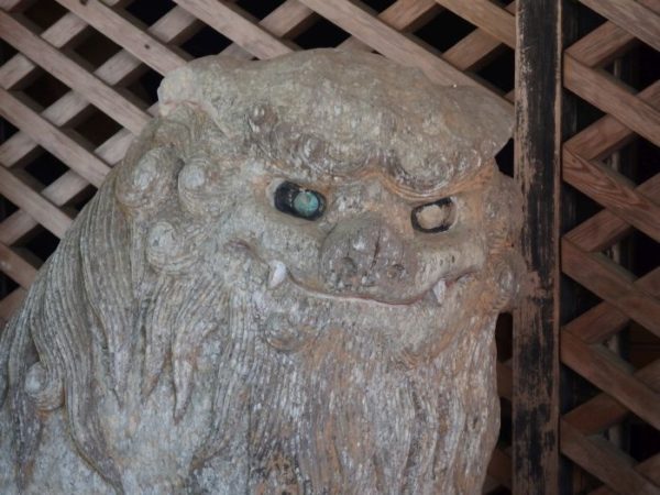 南アルプス市・穂見神社の木彫り狛犬