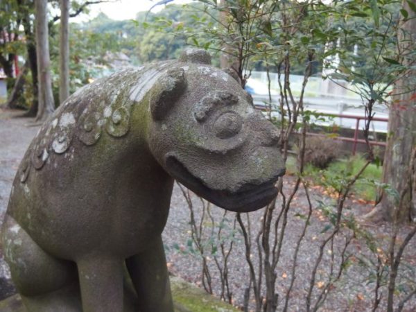 韮崎市・柳原神社の犬っぽい狛犬