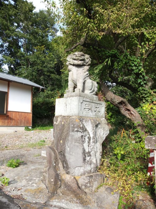 山八幡神社の町を見下ろす狛犬
