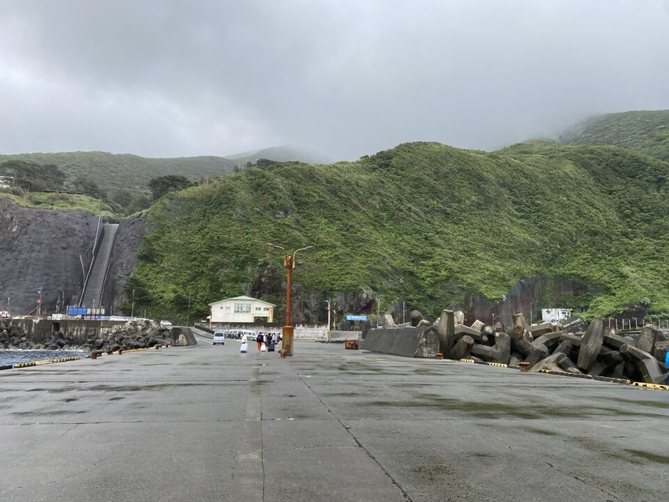 御蔵島 港 船着場