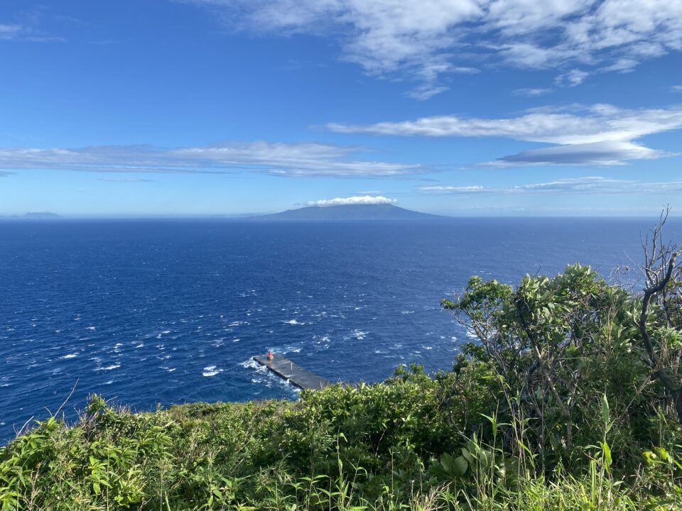 御蔵島から見える三宅島の島影
