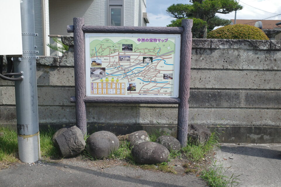 下金子公民館の力石（丸石）