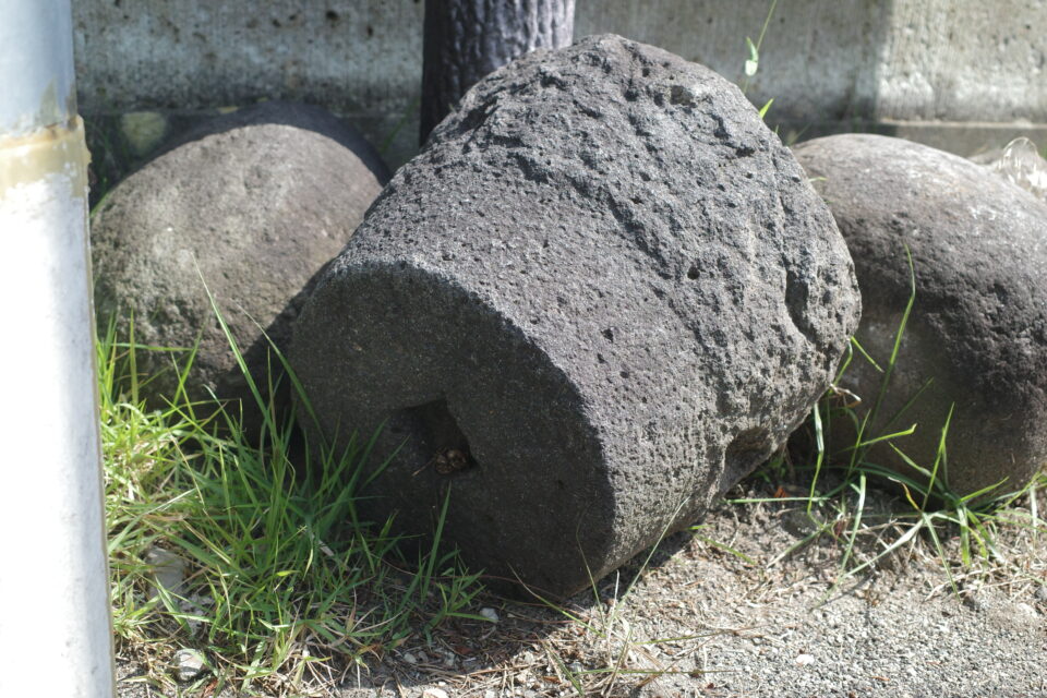 下金子公民館の力石（丸石）